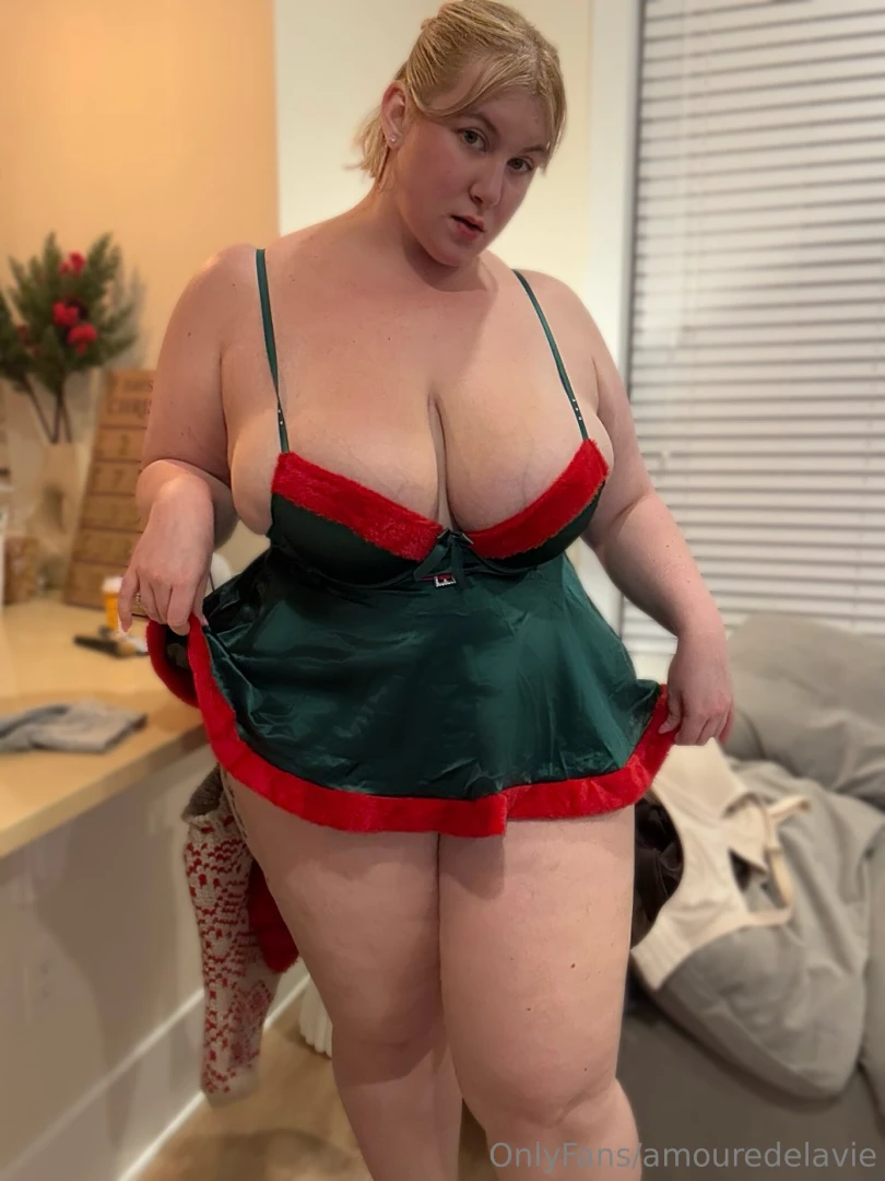 Wanna play with this thicc elf santa 