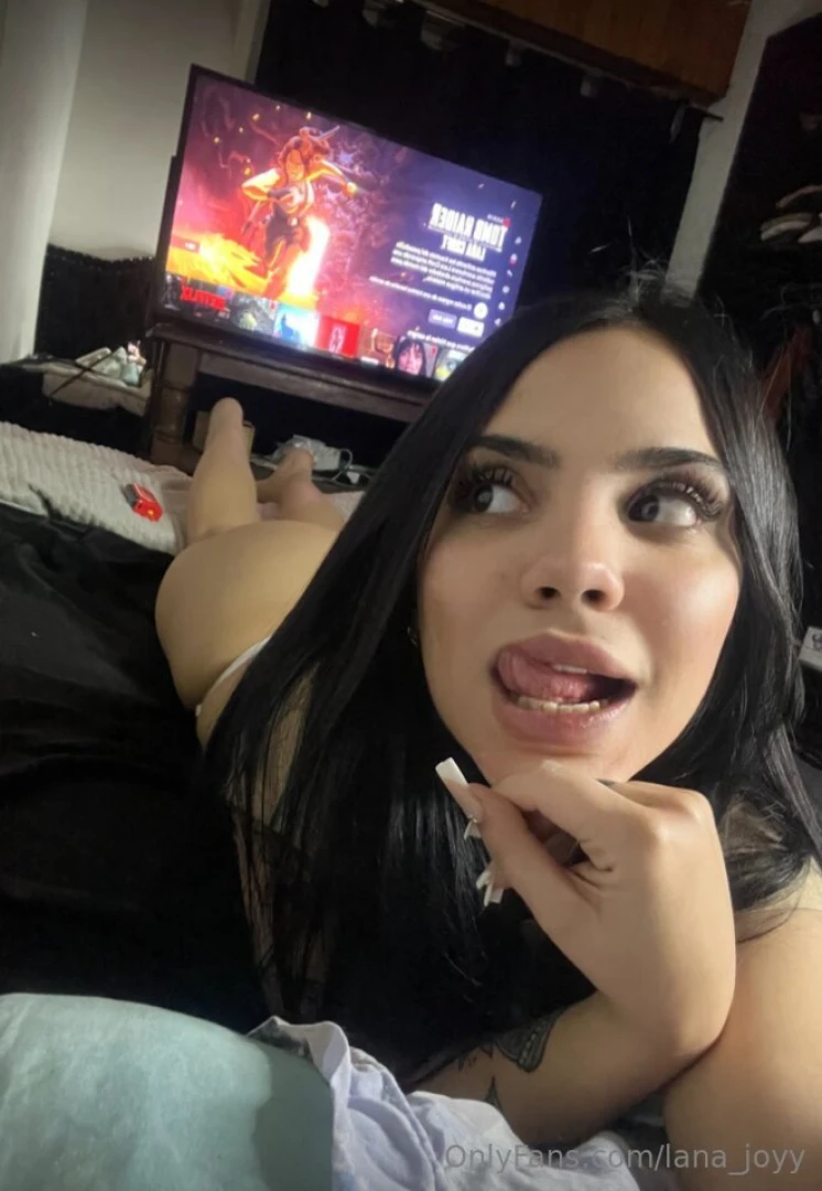 Am i the only person who watches netflix and gets horny after 