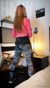 Ella perrea en casa