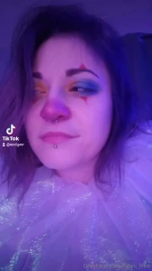 It s almost halloween and i m off y all better tune into my livestre m