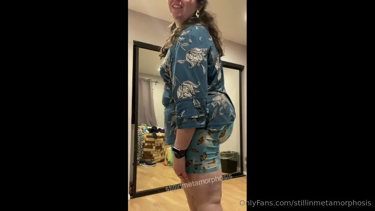 See the side profile of my big ol booty in my loose floral blue top 