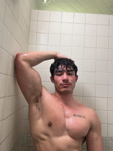 Pit y party in the showers