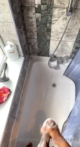 Came so much in the shower need someone to swallow it