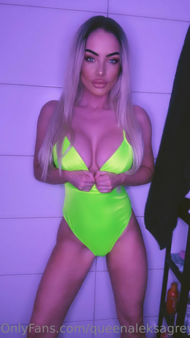 queenaleksagrey - Friday neon light s are on don t forget to check my vip page https 