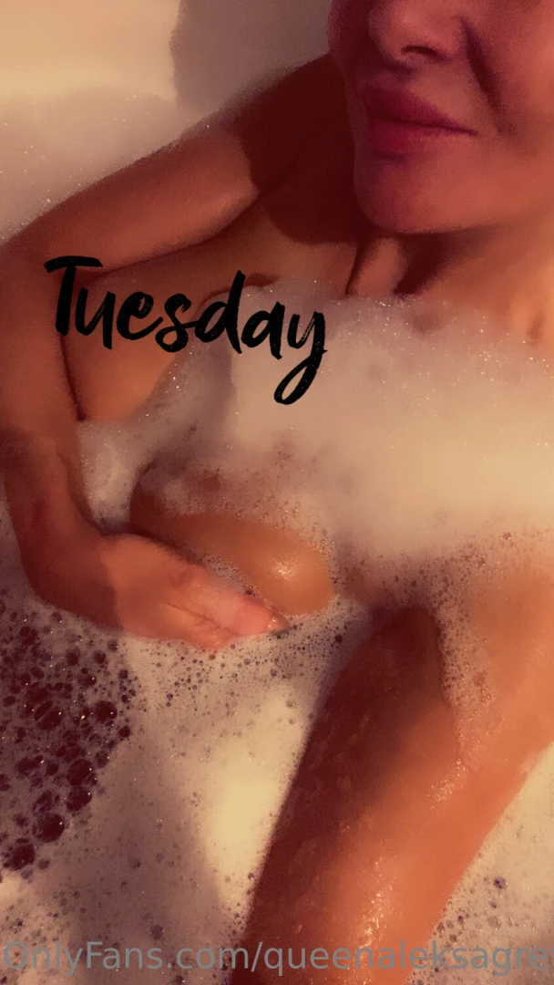 Would you like taking a hot bath with me i love taking a bath for 