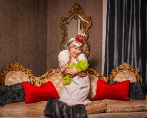 Little cindy lou who every who down in whoville liked christmas a lot