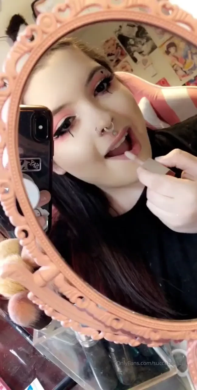 Happy friday i love a glossy lip 