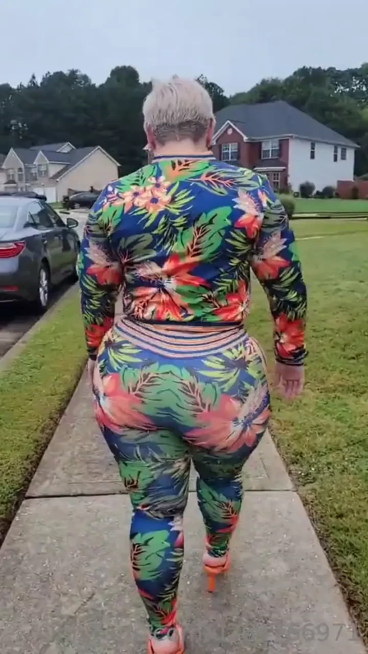 Who wants to see me try n get in these pants 