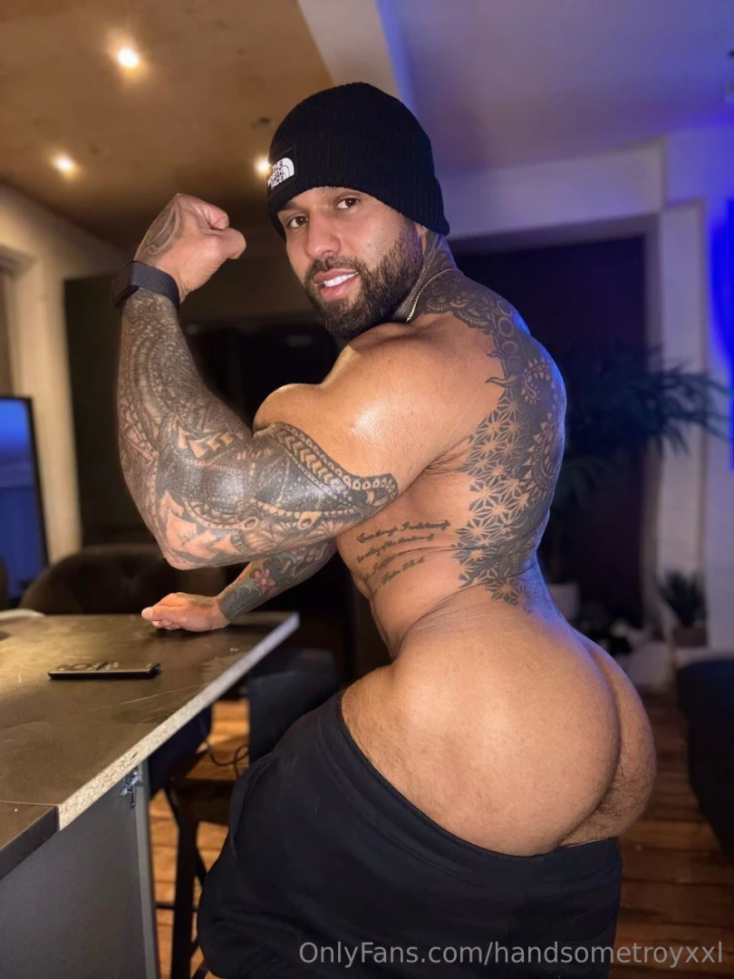 Like and comment if you love big muscle ass 