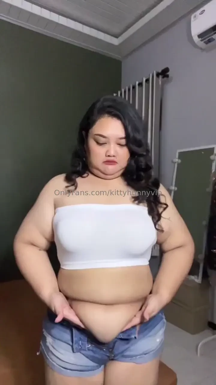 Playing with my belly who loves belly 