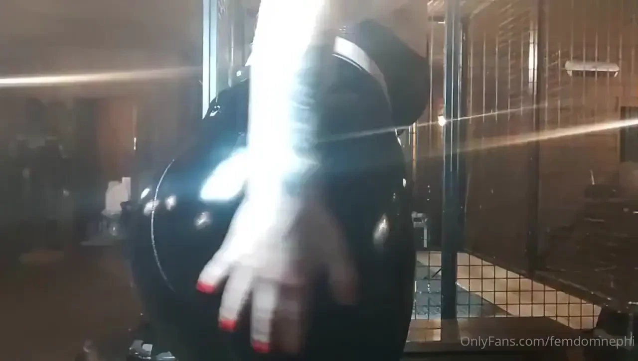 The way the light shines off my ass in these pvc leggings i think i m 