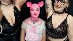 Lucky piggy got to sniff both of our armpits worship_el amp