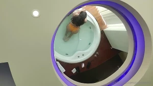 Esperandote en el jacuzzi para que me den duro frente a mi marido