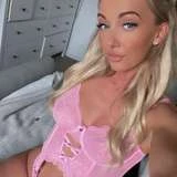 PETITE BLONDE SEXY MOM
