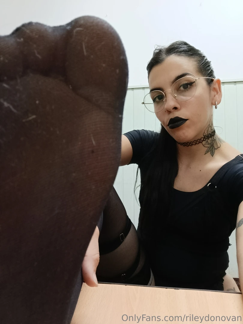 I want to feel my toes curling around my foot bitch tongue today who s 