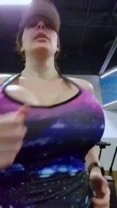 Cum run with me for 2 minutes and it s 4k60 my sports bra can barely
