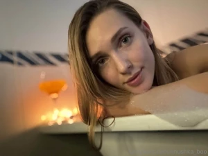 A sexy evening with a hot bath