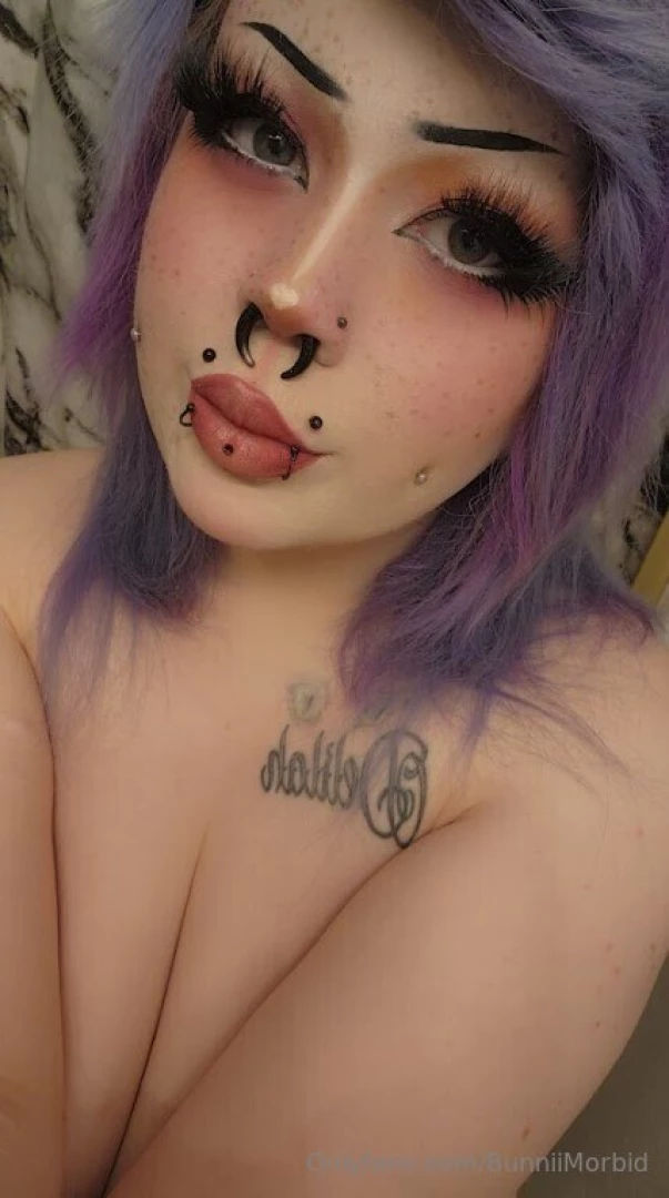 Whos your fave gothgirl cum tell me why i m your fave dms open 