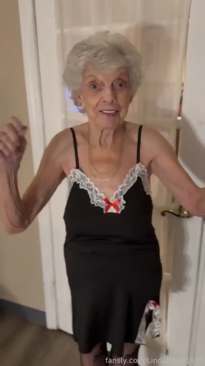 Mop and a bucket for this wet ass pussy gilf milf granny oma grandma 