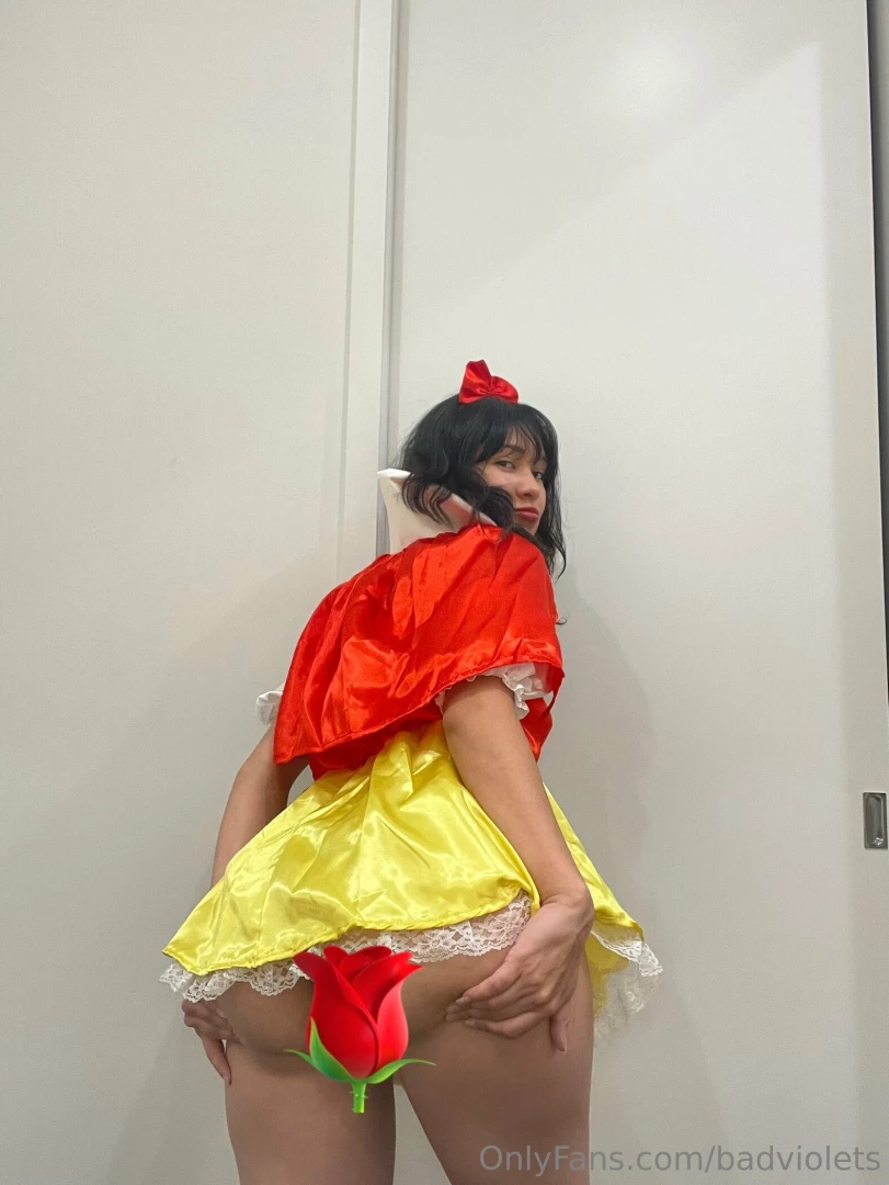 badviolets - Naughty snow white flashing spreading and fingering for you 