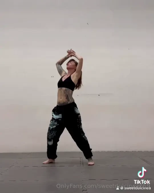 Gooey movement to warm up my hips and shoulder before my aerial 