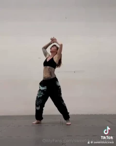 Gooey movement to warm up my hips and shoulder before my aerial