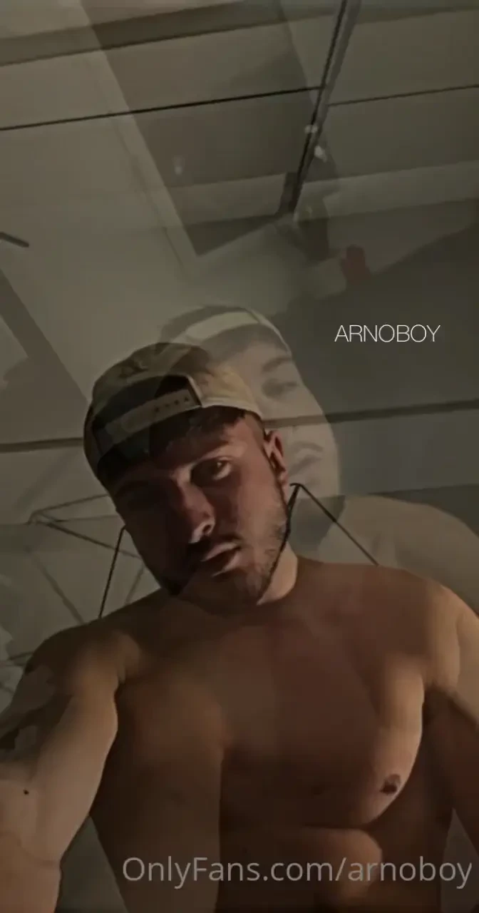 Je caresse mes pecs et ma queue j ai ejac sur l appareil photo 