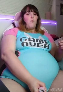 Gamer girls love sugary snacks donuts make me cum i can t stop shoving