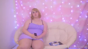 Bimbo gets distracted by a phone call while snacking and gets a huge