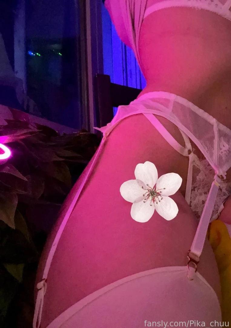 Please like all my posts 20 likes and i post something hot 