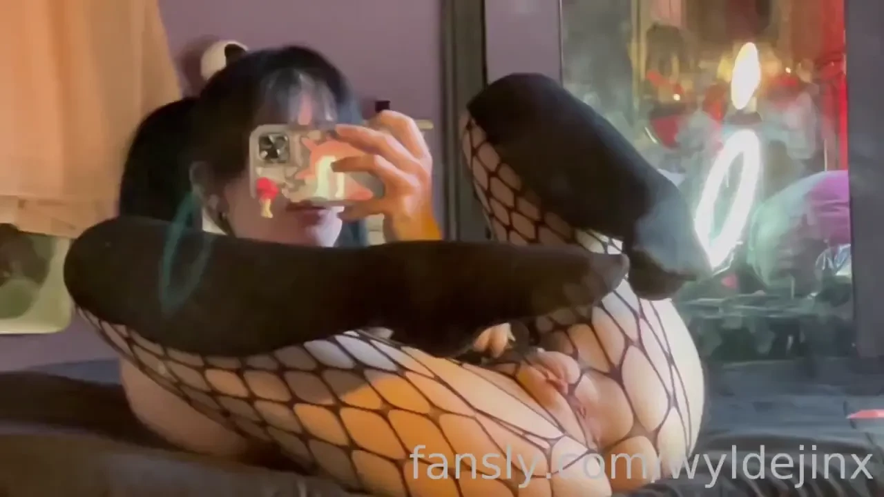 Girl content jiggling ass and fingering pussy 