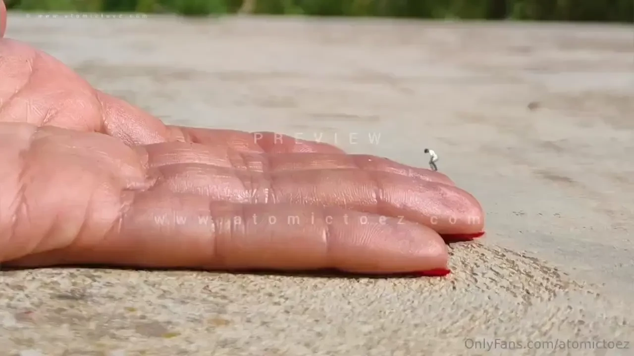 Giantess looooves to trap tinies and silly are the tinies that don t 