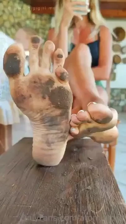 Watch me ignoring you with my dirty feet full video is also on premium 