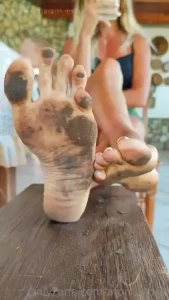 Watch me ignoring you with my dirty feet full video is also on premium