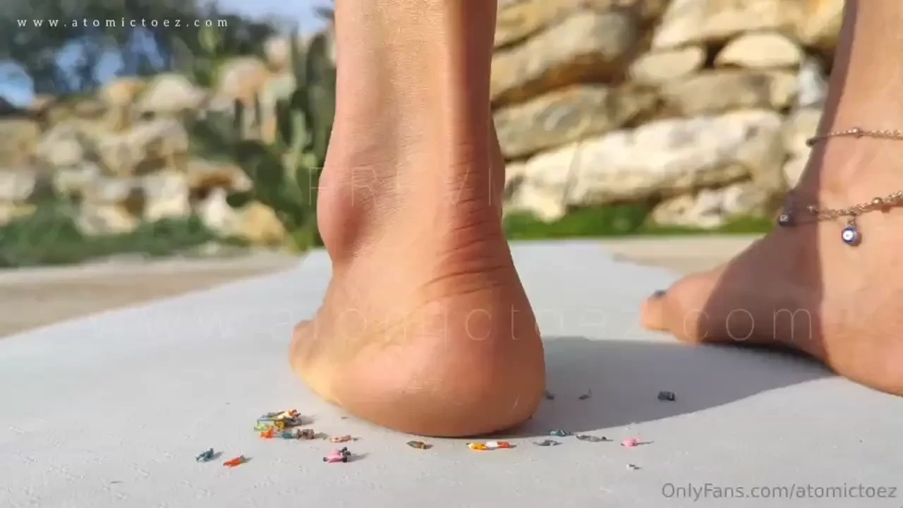 Giantess found a whole bunch of tinies out there let s see how long 