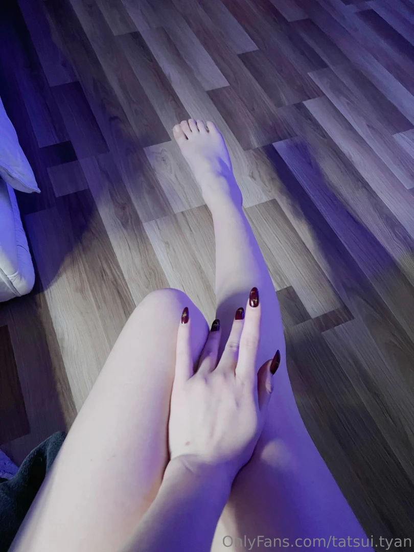 Any feet lovers here let me know in dms i got smth interesting for you 