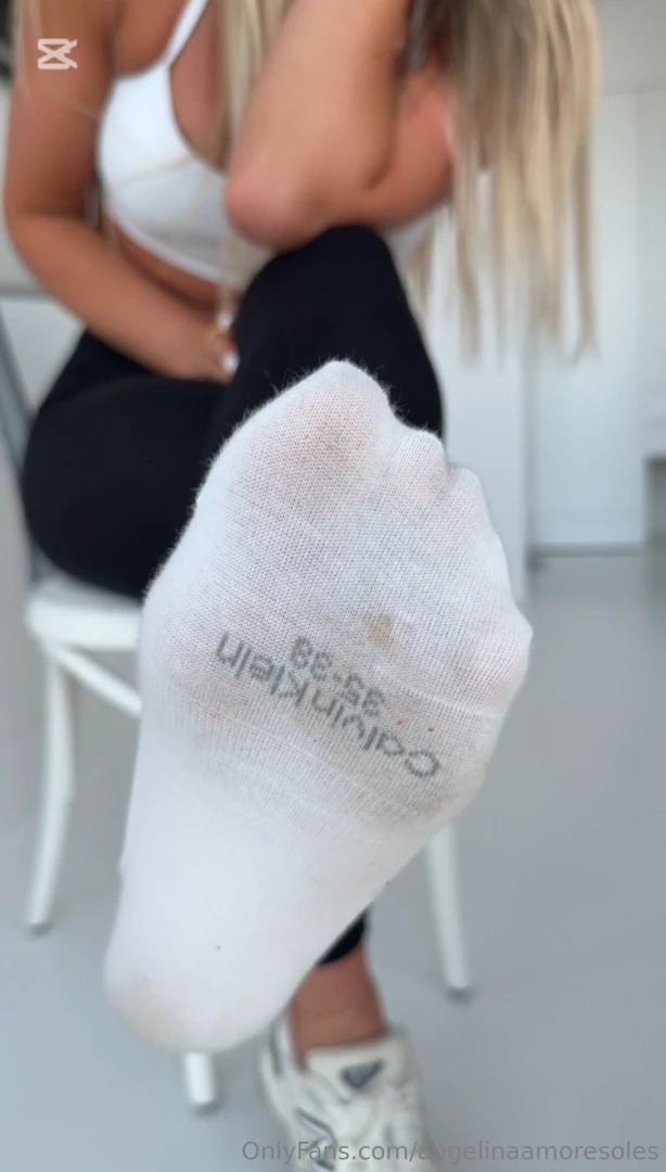 You don t deserve my scent but i ll let you beg for it lick sniff 