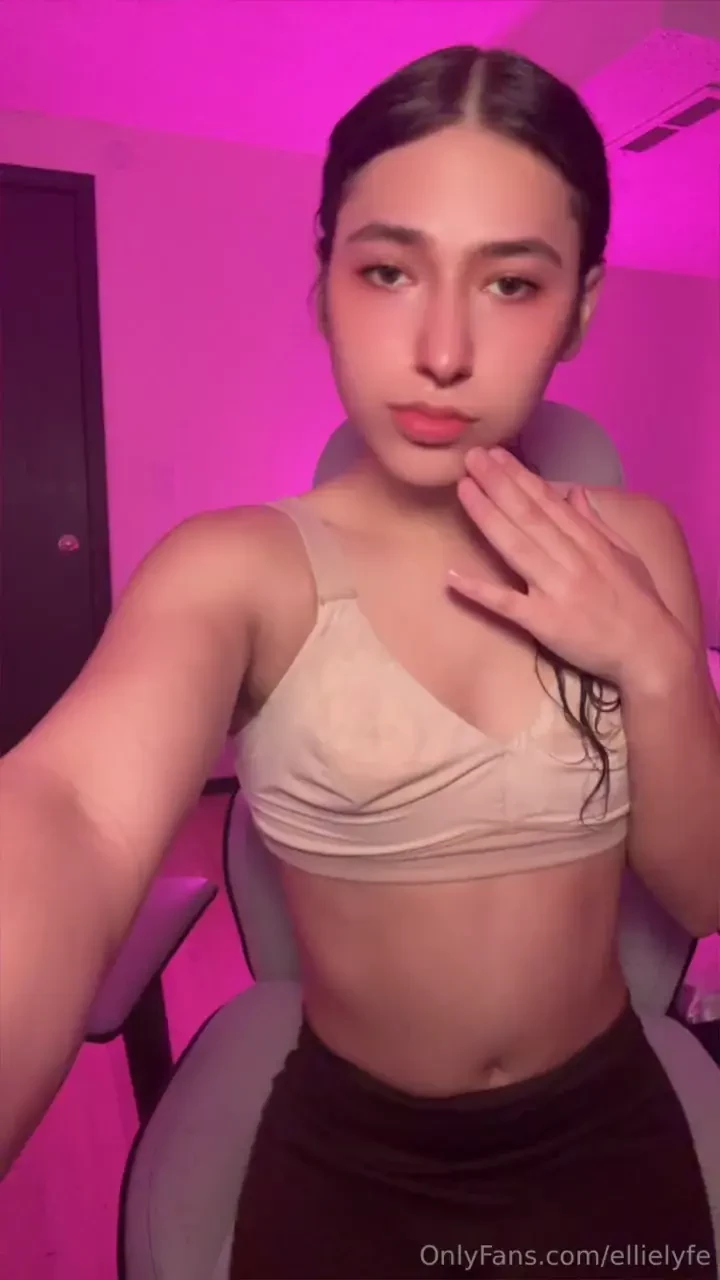 Dm me if you want more than just a flying kiss 