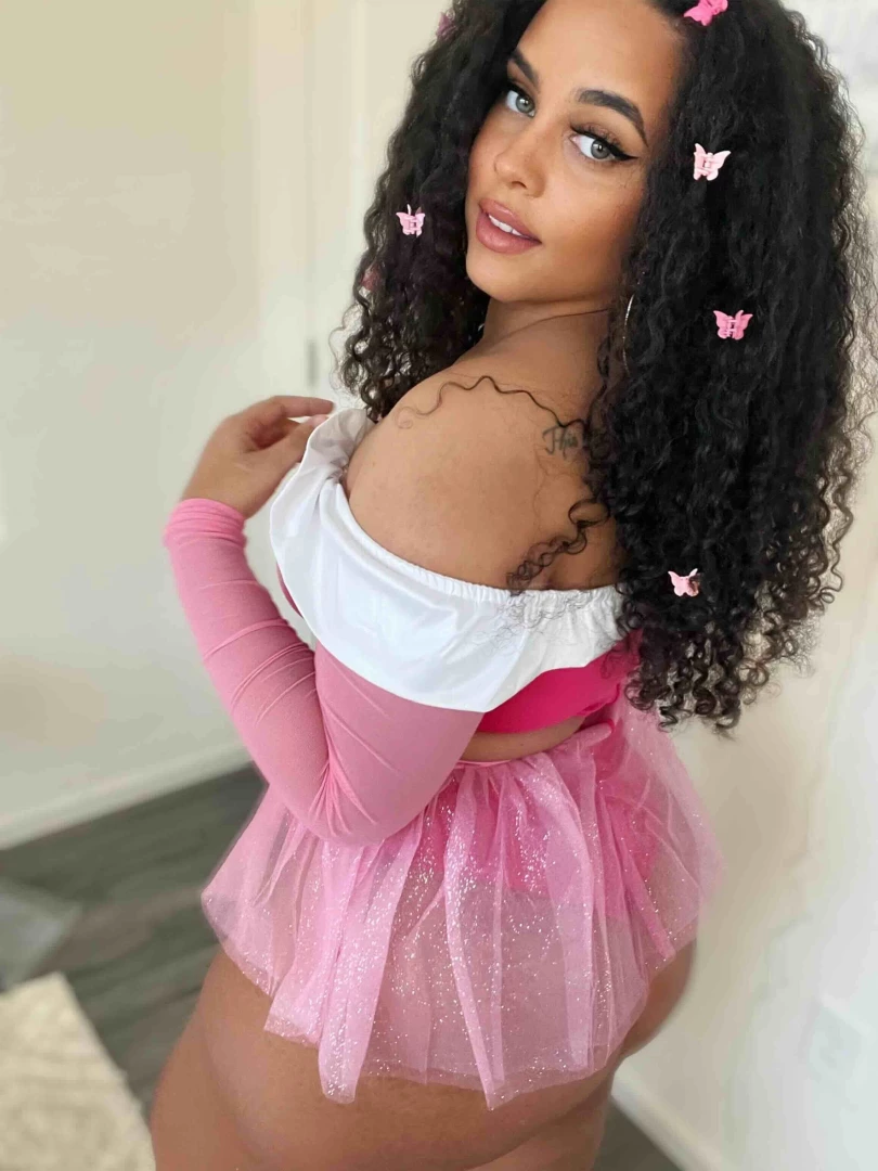 Careful babe staring too long might make you fall for me 