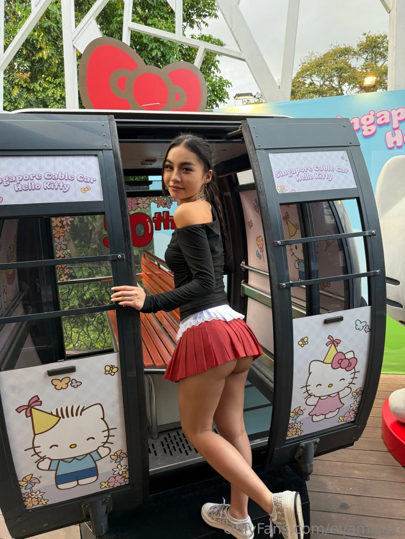 Who wants to eat my ass while we ride the hello kitty gondola 