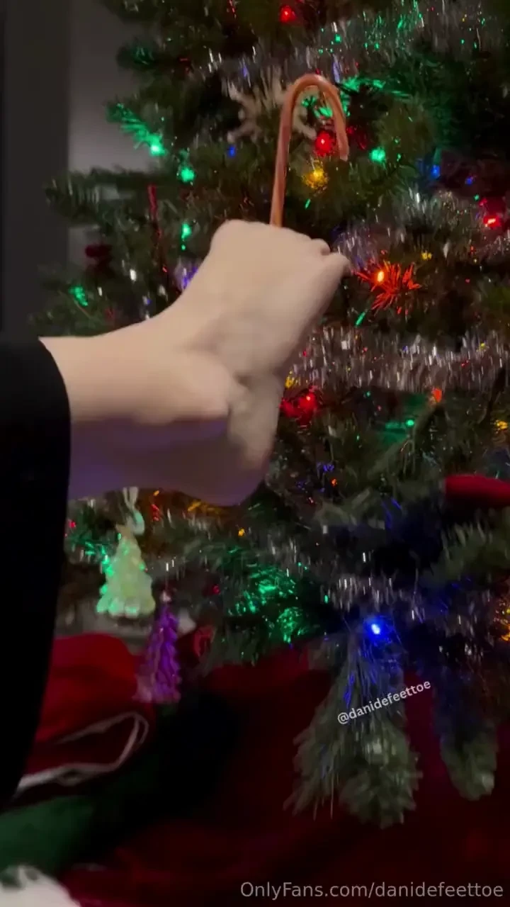 I can grab and hang all sorts of things with my toes want to see these 