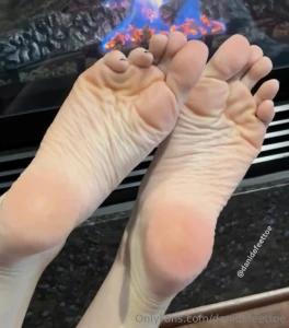 Literally just a minute straight of sole scrunching spreading by the