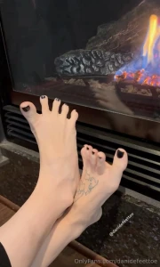 Who wants to watch me spread my long toes by the fire