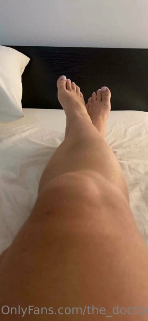 Would you kiss my legs and feet message me if you want to chat now 