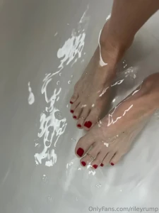 I love soaking my feet in the bath would you help me clean them and part 1