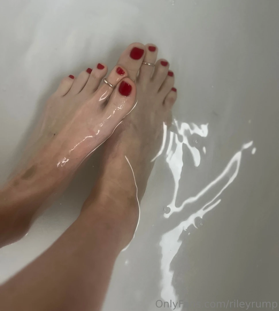 I love soaking my feet in the bath would you help me clean them and part 4 