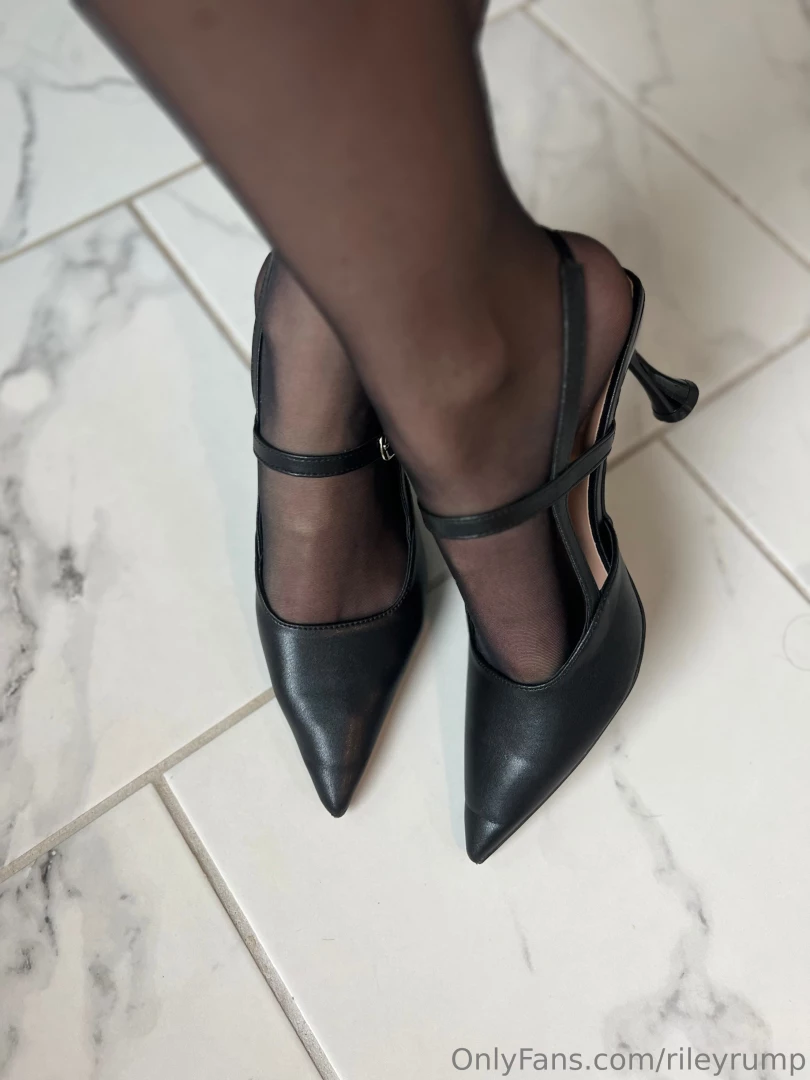 Heels and hose just screams sexy over 1 min video available showing part 11 