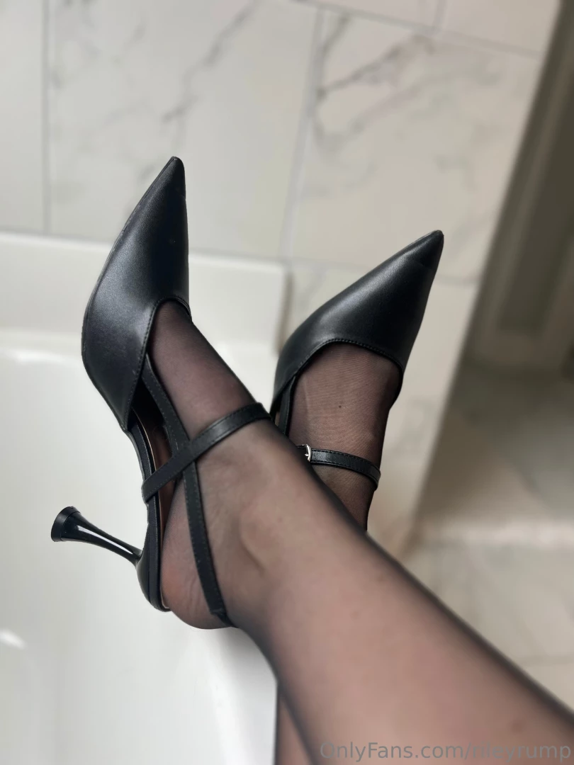 Heels and hose just screams sexy over 1 min video available showing part 1 