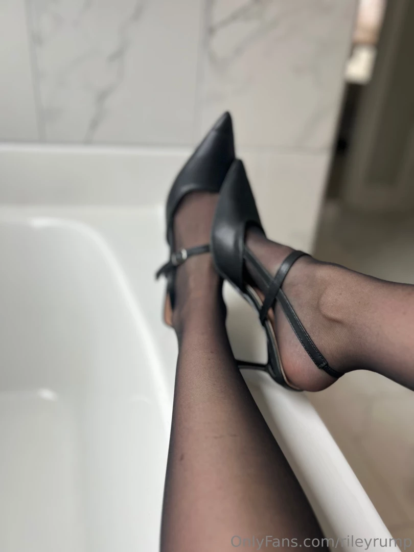 Heels and hose just screams sexy over 1 min video available showing part 9 