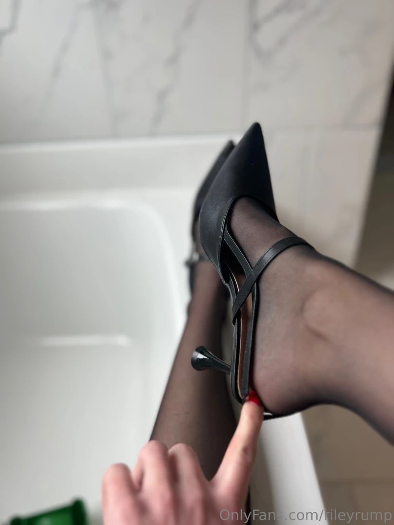 Heels and hose just screams sexy over 1 min video available showing part 5 